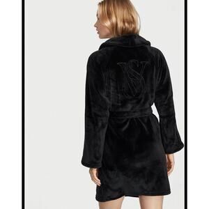 Victorias Secret Robe Sz M/L Fluffy Logo VS Black Short Cozy Soft Plush Bath NWT